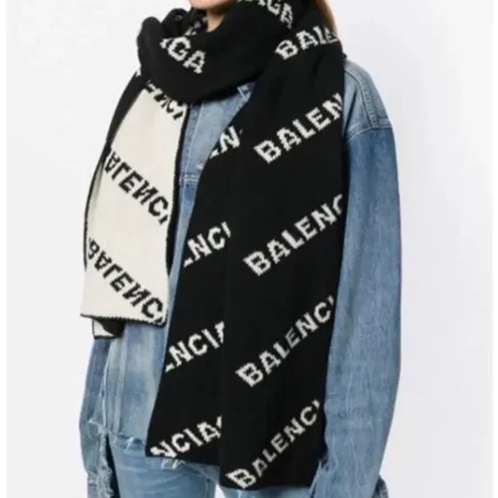 Balenciaga reversible Black and White Wool scarf - Picture 6 of 7